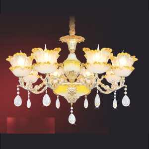 Đèn chùm trang trí cao cấp, kết hợp pha lê lấp lánh và chi tiết kim loại tinh xảo, mang lại vẻ đẹp hiện đại và sang trọng cho phòng khách, biệt thự hay sảnh lớn