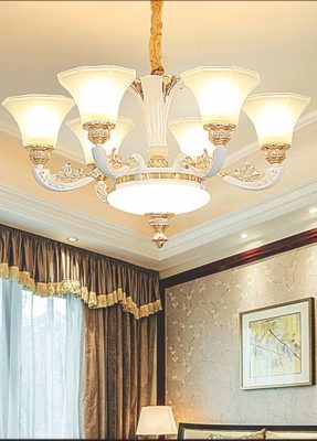 Đèn chùm trang trí cao cấp, kết hợp pha lê lấp lánh và chi tiết kim loại tinh xảo, mang lại vẻ đẹp hiện đại và sang trọng cho phòng khách, biệt thự hay sảnh lớn
