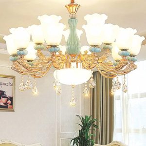 Đèn chùm trang trí cao cấp, kết hợp pha lê lấp lánh và chi tiết kim loại tinh xảo, mang lại vẻ đẹp hiện đại và sang trọng cho phòng khách, biệt thự hay sảnh lớn