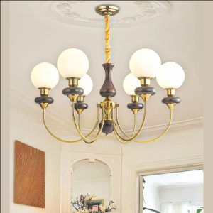 Đèn chùm trang trí cao cấp, kết hợp pha lê lấp lánh và chi tiết kim loại tinh xảo, mang lại vẻ đẹp hiện đại và sang trọng cho phòng khách, biệt thự hay sảnh lớn
