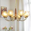Đèn chùm trang trí cao cấp, kết hợp pha lê lấp lánh và chi tiết kim loại tinh xảo, mang lại vẻ đẹp hiện đại và sang trọng cho phòng khách, biệt thự hay sảnh lớn