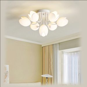 Đèn chùm trang trí cao cấp, kết hợp pha lê lấp lánh và chi tiết kim loại tinh xảo, mang lại vẻ đẹp hiện đại và sang trọng cho phòng khách, biệt thự hay sảnh lớn