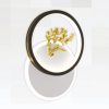 Hình ảnh đèn vách LED trang trí cao cấp với thiết kế hiện đại, tinh tế và sang trọng. Sản phẩm mang đến ánh sáng dịu nhẹ, ấm áp, tạo không gian sống thoải mái và đầy tính nghệ thuật. Đèn vách có thể được lắp đặt linh hoạt ở nhiều vị trí như phòng khách, phòng ngủ, hành lang, cầu thang, ban công hoặc các khu vực dịch vụ như quán cà phê, khách sạn, spa. Đây không chỉ là thiết bị chiếu sáng thông thường mà còn là một món đồ nội thất trang trí, góp phần nâng cao giá trị thẩm mỹ và khẳng định phong cách riêng cho ngôi nhà